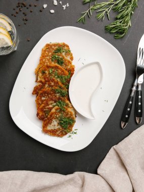 ekşi krema sos yemek ile hizmet dereotu ile patates pancakes