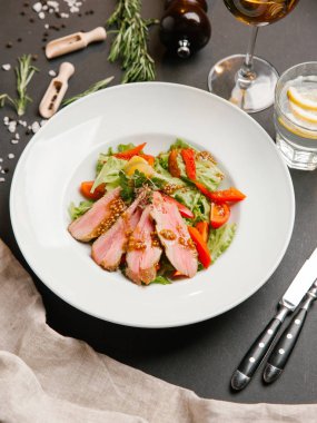 Sebze yeşil salata ve beyaz plaka üzerinde Fransız hardalı biftek