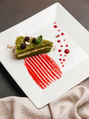 Fındık, çilek ve kızılcık sosu ile servis çırpılmış krema buzlanma ile ıspanak pasta