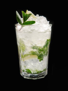 Mojito buz, kokteyl siyah arka plan üzerine biber nane ve limon parçaları