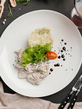 haşlanmış tavuk ve ezme patates dereotu ile beyaz tabakta salata ile servis