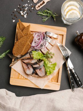 Soğan ve ahşap tepsi çavdar ekmek ile servis scomber dilimlenmiş