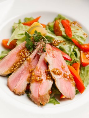 Sebze yeşil salata ve beyaz plaka üzerinde Fransız hardalı biftek