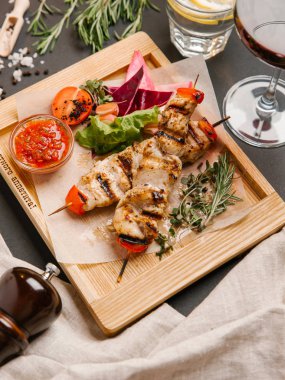 Kıbrıs tavuk kebap sebze ve domates sosu ile servis