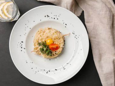 otlar ile hizmet carbonara domates dilim ve Bıldırcın yumurta sarısı 