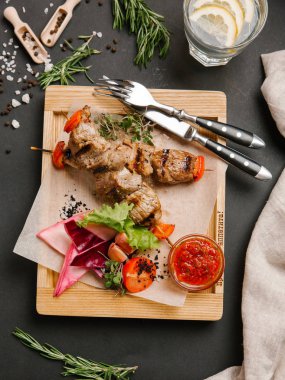 Kıbrıs tavuk kebap sebze ve domates sosu ile servis