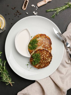 hash brown patates dereotu ve ekşi krema ile servis