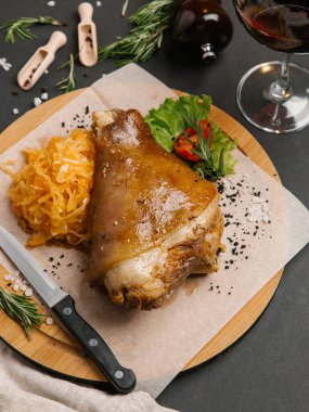 SAP üzerinde ahşap tepsi servis haşlanmış lahana ile