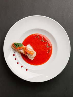 Çilek savoiardi dondurma ve kızılcık sos ile