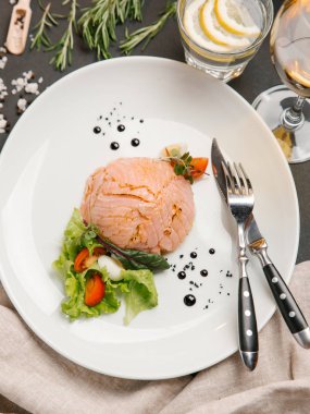 Bıldırcın yumurtası, kiraz domates ve marul salata somon ile servis 