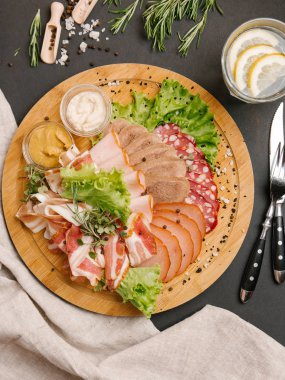 Soğuk et çeşitleri birlikte ahşap tepsi üzerinde kesmek.