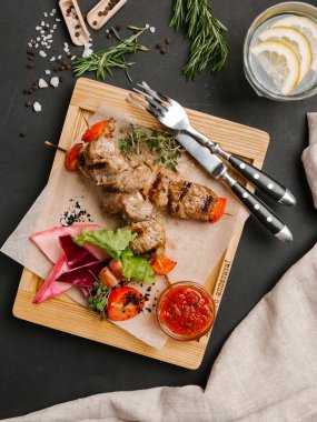 Kıbrıs tavuk kebap sebze ve domates sosu ile servis