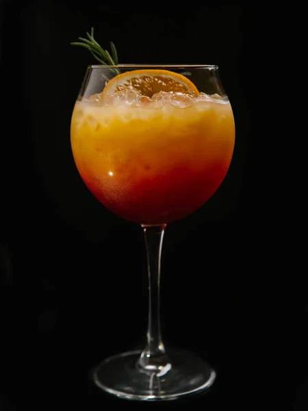 Cocktail Com Álcool Servido Com Fatia Laranja Gelo Alecrim Copo — Fotografia de Stock