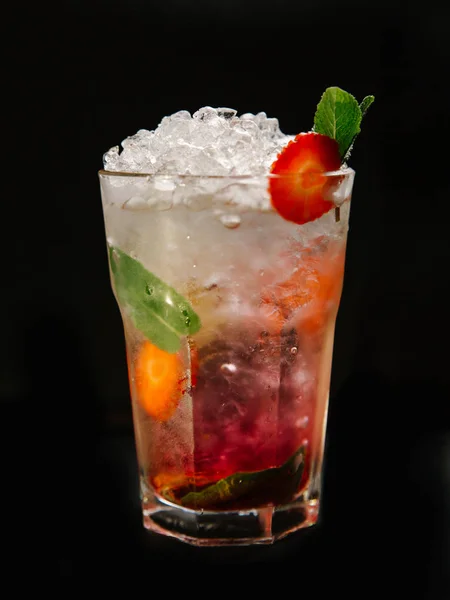 Alkohol Cocktail Serveras Med Strawberry Skiva Och Myntablad Highball — Stockfoto