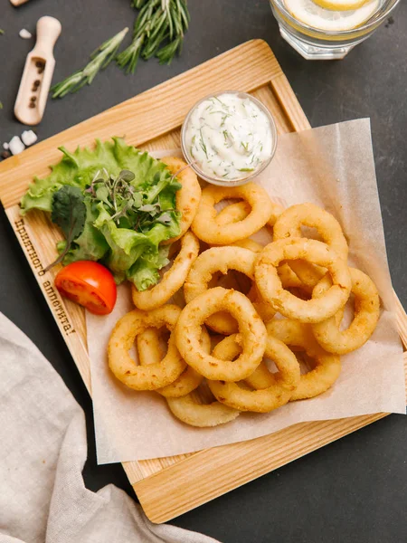 Lökringar Med Gröna Blad Och Majonnäs Sås Serveras Träbricka — Stockfoto