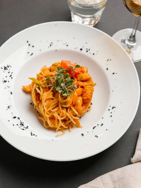 Espaguete Com Camarões Servidos Com Ervas Tomate Peça Placa Branca — Fotografia de Stock