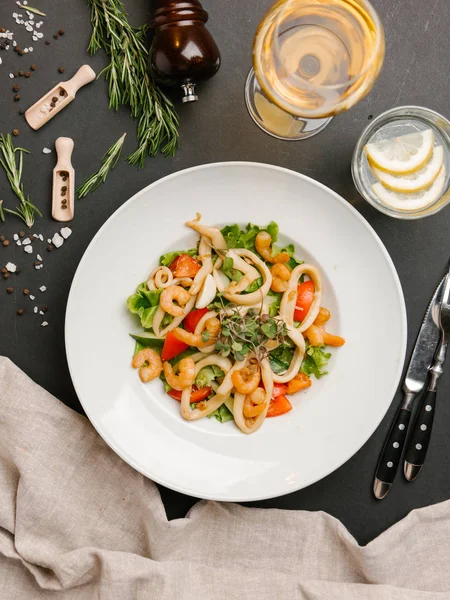 Sea Food Sallad Med Grönsaker Serveras Vit Platta — Stockfoto