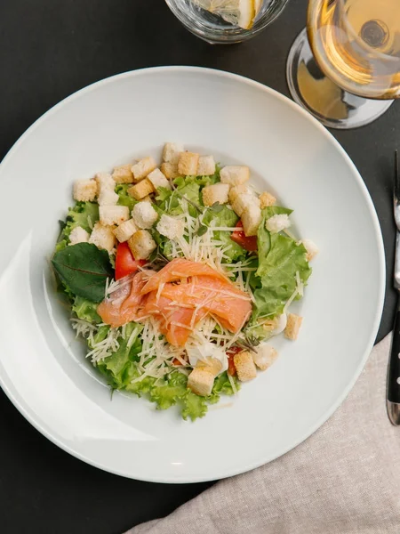 Insalata Verde Con Salmone Crostini Cospargere Parmigiano Servito Piatto Bianco — Foto Stock