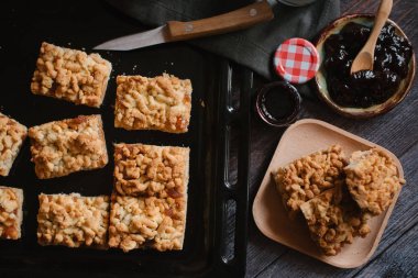 Rendelenmiş kek görünümünü berry reçel ve taze süt ile ahşap plaka servis