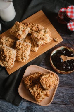 Berry reçel ve süt ile rendelenmiş pasta servis