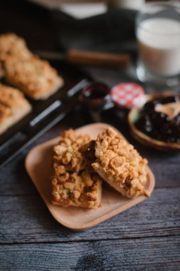 Rendelenmiş kek görünümünü berry reçel ve taze süt ile ahşap plaka servis