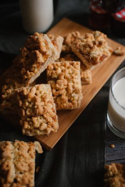 Doğrama kurulu koyu gri peçete, reçel ve süt ile rendelenmiş pastadan Görünümü Kapat woden üzerinde hizmet