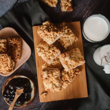 Berry reçel ve süt ile rendelenmiş pasta servis