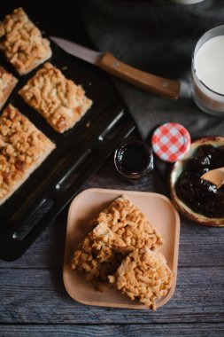 Görünümü üzerinde hizmet güverte içinde elma reçel ile rendelenmiş pasta ve ahşap plaka ile süt ve meyve reçeli