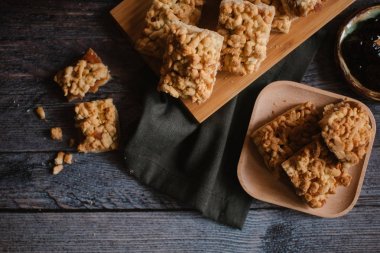 Hizmet üzerinde Ahşap doğrama tahtası içinde elma reçel ile rendelenmiş pasta ve berry reçelli ahşap plaka görünümü