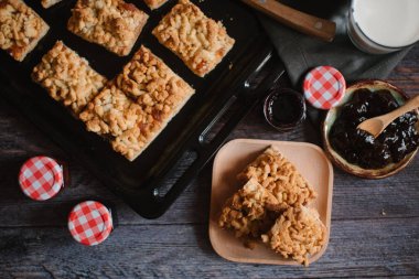 Görünümü üzerinde hizmet güverte içinde elma reçel ile rendelenmiş pasta ve ahşap plaka ile süt ve meyve reçeli