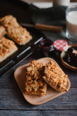 Rendelenmiş kek görünümünü berry reçel ve taze süt ile ahşap plaka servis