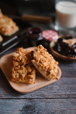 Rendelenmiş kek görünümünü berry reçel ve taze süt ile ahşap plaka servis