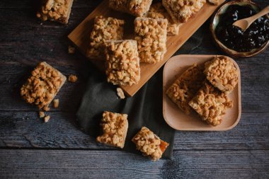Hizmet üzerinde Ahşap doğrama tahtası içinde elma reçel ile rendelenmiş pasta ve berry reçelli ahşap plaka görünümü