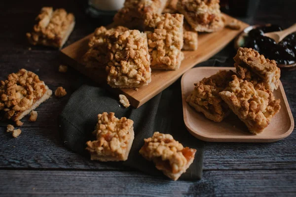 Hizmet üzerinde Ahşap doğrama tahtası içinde elma reçel ile rendelenmiş pasta ve berry reçelli ahşap plaka görünümü