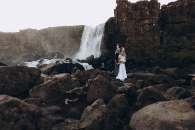 Örme Kazaklar şelale arka arkaya ve tutan ellerinde kalan genç çift giymiş