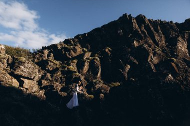 Geçen akşam güneş ışınları elinde yılında genç adam holding kız