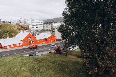 Bankta oturan ve öpüşme genç Çift