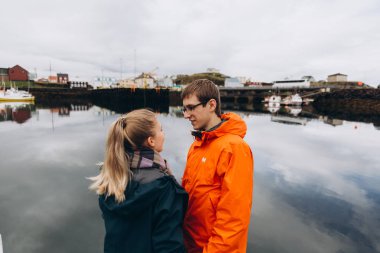 Genç çift nehir arka plan üzerinde konuşuyor