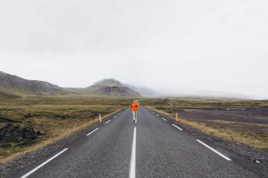 Yolun kenarında kasvetli günde koşan adam görünümünü