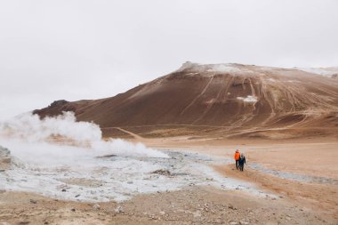 Jeotermal alan yakın yürüyüş ve geysers için arıyorum genç çift görünümünü