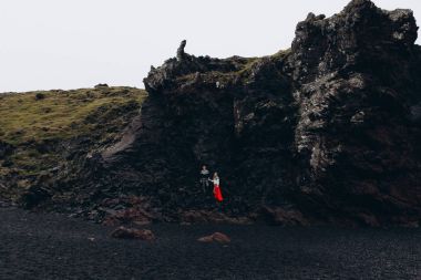 Genç çift el ele tutuşarak arka plan mağara