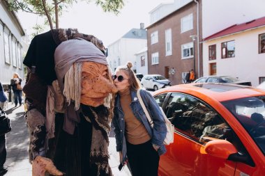 Genç kadın baba Yaga sokakta öpüşme