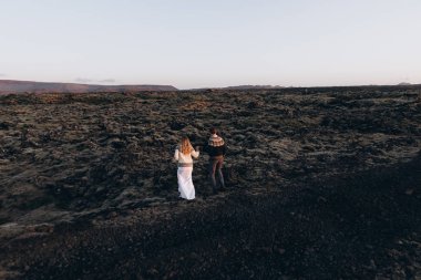 Genç çift dağlarla soğuk havalarda yürüyüş