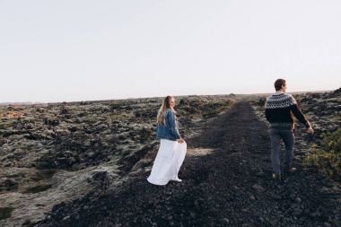 Genç çift dağlarla soğuk havalarda yürüyüş