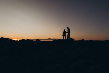 İki genç aşıklar Dağları günbatımında yürüyüş