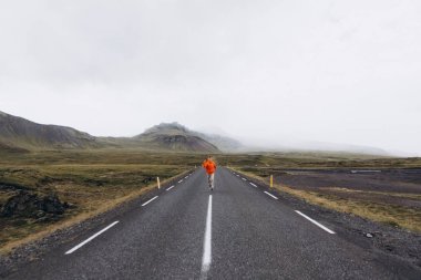 Yolun kenarında kasvetli günde koşan adam görünümünü
