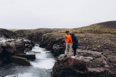 Genç çift hızlı Nehri üzerinde gözlemleyerek