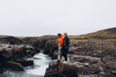 Genç çift hızlı Nehri üzerinde gözlemleyerek