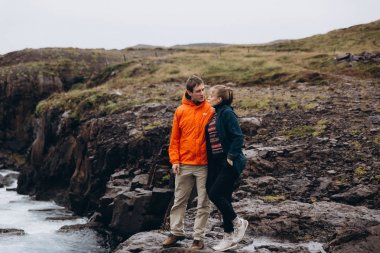 Genç çift hızlı Nehri yakınında sarılma