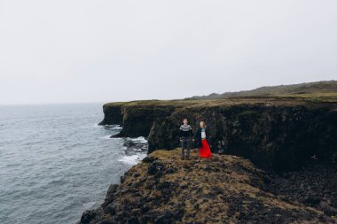 Tam boy görünüm çift Holding deniz manzarası arka plan üzerinde eller